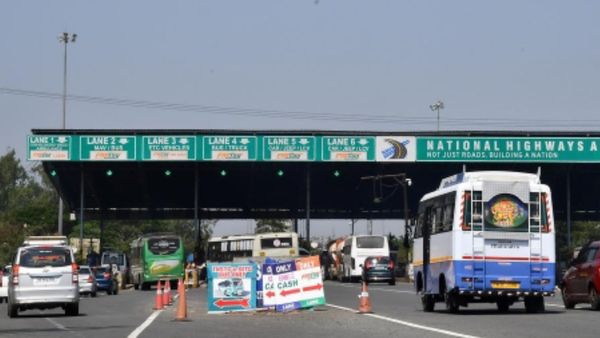 ஆகா ஆப்படிக்குதே டோல்கேட்..அதிரடியாக கட்டணத்தை உயர்த்திய NHAI.! இவ்வளவு ரூபாய் அதிகமா? முழு விபரம்.!