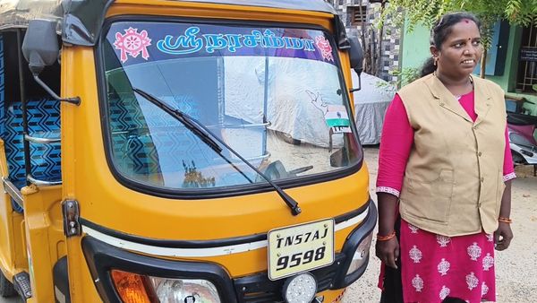 உழைக்க பாலினம் பொருட்டல்ல.. கட்டை விரலை உயர்த்திச் சொல்லும் திண்டுகல்லின் முதல் பெண் ஆட்டோ ஓட்டுனர்!