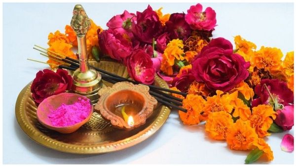பூஜைக்கேத்த பூவிது... எந்தெந்த மலர்கள் எந்த கடவுளுக்கு ஏற்றவை? இந்த பூக்களை வீட்டில் வைப்பது நல்லதா?