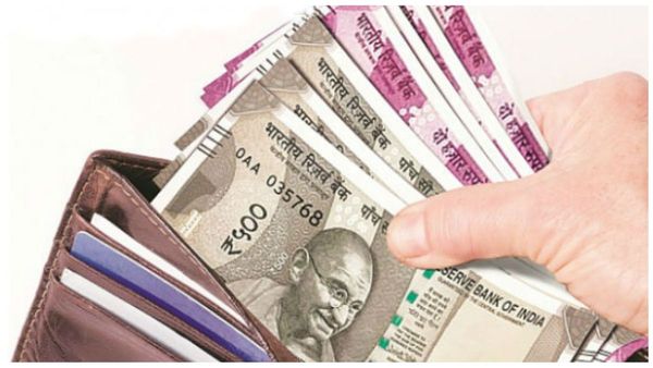 பர்ஸில் பச்சை கற்பூரம்.. பணம் பெருக பர்சில் இதை மட்டும் வெச்சிடாதீங்க.. பிடித்தவர் போட்டோ வைக்கலாமா?