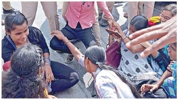 அரசாங்கமே கைவிட்டால்? ஆதார் கார்டு, ரேஷன் அட்டையை திரும்ப தந்துடறோம்: பார்வையற்ற மாற்றுத்திறனாளிகள்