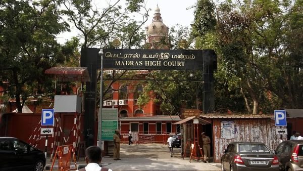 போலி பத்திரம் மூலம் நிலம் அபகரிப்பு.. சிவகிரி ஜமீன் வாரிசுதாரர்கள் உள்பட 17 பேருக்கு.. கோர்ட் அதிரடி