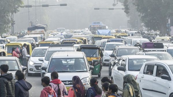 டெல்லியில் பழைய வாகனங்களுக்கு இம்மாத இறுதி முதல் பெட்ரோல் கிடையாது... கேமரா மூலம் சூப்பர் திட்டம்
