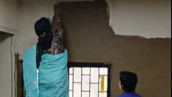 வெயிலைத் தணிக்கும் முயற்சி.. வகுப்பறைச் சுவர்களில் மாட்டுச் சாணத்தை பூசிய டெல்லி கல்லூரி முதல்வர்