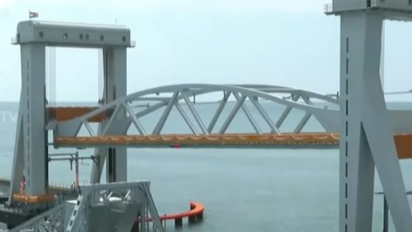 பிரதமர் மோடி திறந்து வைத்த சில நிமிடங்கள்.. பாம்பன் செங்குத்து தூக்கு பாலத்தில் பழுது.. என்ன நடந்தது?