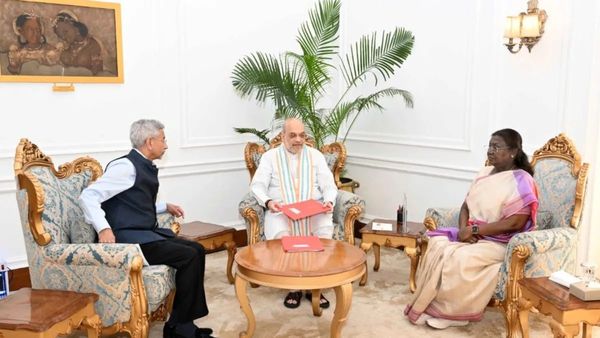 எகிறும் டென்ஷன்! ஜனாதிபதியுடன் உள்துறை அமைச்சர் அமித்ஷா, ஜெய்சங்கர் அவசர மீட்டிங்.. ஆலோசித்தது என்ன?