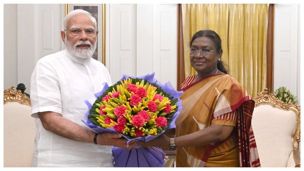 டெல்லி பரபர- ஜனாதிபதி- மோடி சந்திப்பு-  அமைச்சரவை கூட்டம் ரத்து- மூத்த அமைச்சர்கள் திடீர் ஆலோசனை!