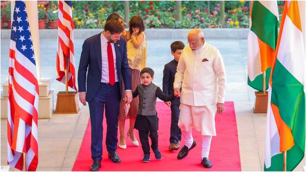 செம க்யூட்.! அன்பாக ஓடி வந்த வான்ஸ் குழந்தைகள்.. ஆசையாக பிரதமர் மோடி கொடுத்த அன்பு பரிசு.. அடடே