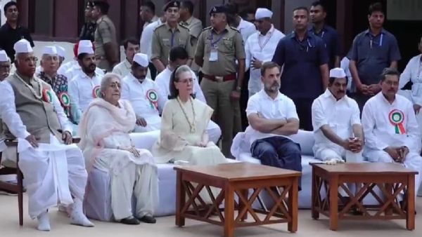 கார்கேவை ஒதுக்கி வைத்த சோனியா - ராகுல்? தனி இருக்கை வழங்கியதால் ஓரம்கட்டியதாக சர்ச்சை.. பாஜக சாடல்