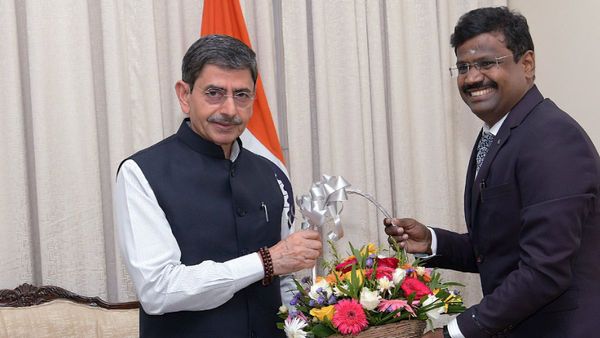 இஷ்டத்துக்கு செய்தி போடக் கூடாது.. ஆளுநர் மாளிகையை கேட்கனும்! திடீரென வார்னிங் கொடுக்கும் ஆலோசகர்