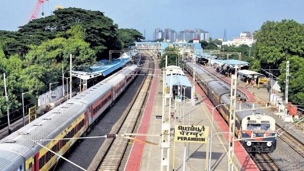 சென்னை பெரம்பூர் ரயில் நிலையம் எதிரே ஜேசிபியுடன் வந்த அதிகாரிகள்.. இடித்து தரைமட்டம் ஆன கட்டிடங்கள்