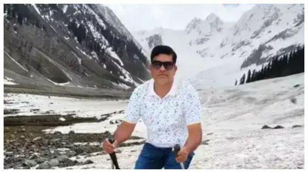 தீவிரவாத தாக்குதல்: தலையில் பாய்ந்த குண்டு.. ரத்தம் வழிய வழிய சரிந்து விழுந்த கணவர்.. மனைவி கண்ணீர்