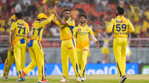 இதை வச்சே அடுத்த மேட்ச் சேப்பாக்ல பூரா டிக்கெட்டையும் வித்துப்புடுவோம்ல.. டிரெண்டான சிஎஸ்கே மீம்ஸ்