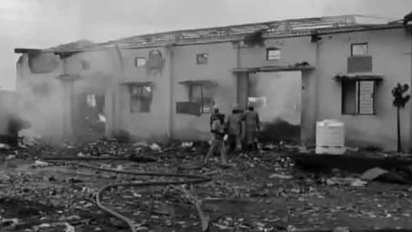 விருதுநகர் அருகே இன்று அதிகாலையில் பட்டாசு குடோனில் பயங்கர வெடி விபத்து.. அடுத்தடுத்து பயங்கரம்