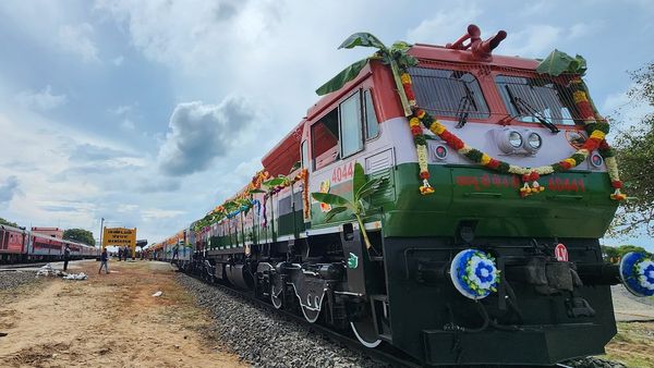 புதிய பாம்பன் பாலம் இன்று முதல் திறப்பு எதிரொலி.. ராமேஸ்வரம் வரை மீண்டும் 26 ரயில் சேவைகள்.. விவரம்