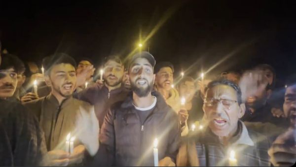 முதலில் நாங்கள் இந்தியர்கள்.. தீவிரவாதிகளை கண்டித்து காஷ்மீர் உள்ளூர் மக்கள் மெழுகுவர்த்தி ஊர்வலம்