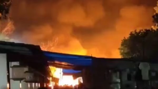 டெல்லி ஹாட் சந்தையில் மிக பெரிய தீவிபத்து! சம்பவ இடத்திற்கு விரைந்த 13 தீயணைப்பு வாகனங்கள்!