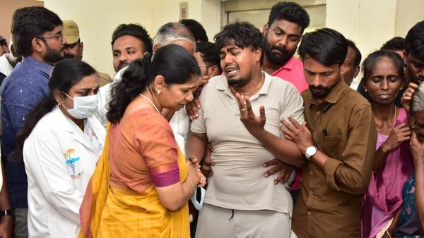 சாத்தான்குளம் கிணற்றில் மூழ்கி இறந்த 5 பேரின் உடல்களுக்கு கனிமொழி அஞ்சலி! கதறிய உறவினர்கள்