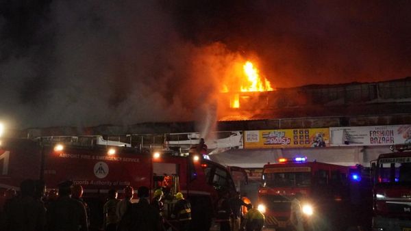 கோழிக்கோடு பேருந்து நிலையத்தில் பற்றி எரிந்த தீ.. 5 மணி நேரம் போராடி தீயை அணைத்த தீயணைப்பு படையினர்!