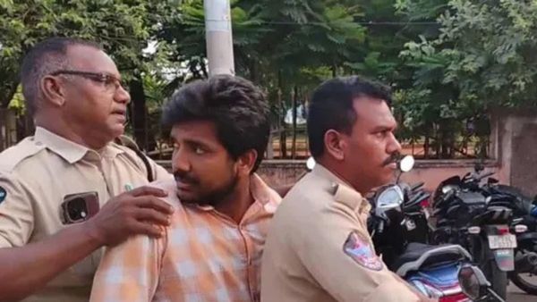 உல்லாசத்தில் மாணவனுடன்.. சைலண்டா ஊரை கூட்டிய கணவர்! திருதிருனு விழித்த மனைவி! இவரெல்லாம் ஒரு டீச்சர்