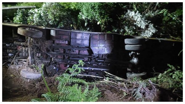 அதிகாலையிலேயே பரபரப்பு.. வால்பாறையில் 20 அடி பள்ளத்தில் கவிழ்ந்த பேருந்து - 40 பேர் காயம்