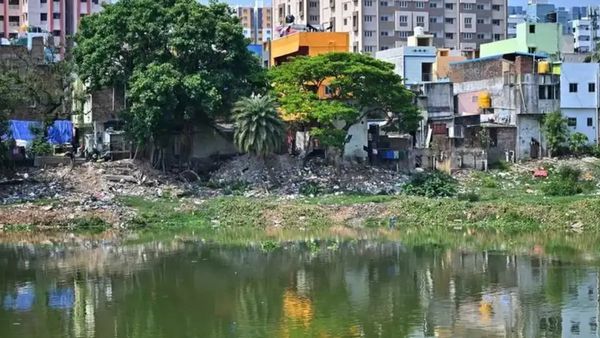 சென்னை பல்லாவரம் அனகாபுத்தூரில் அடையார் ஆற்றங்கரையில் குவிக்கப்பட்ட ஏராளமான போலீஸ்.. வீடுகள் இடிப்பு