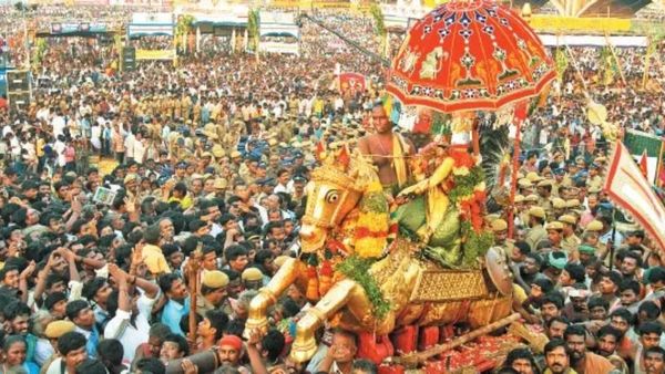 வைகை ஆற்றில் இறங்கும் கள்ளழகர் உடுத்தும் பட்டாடையில் இத்தனை விஷயங்களா? அந்த பெரிய பெட்டி!