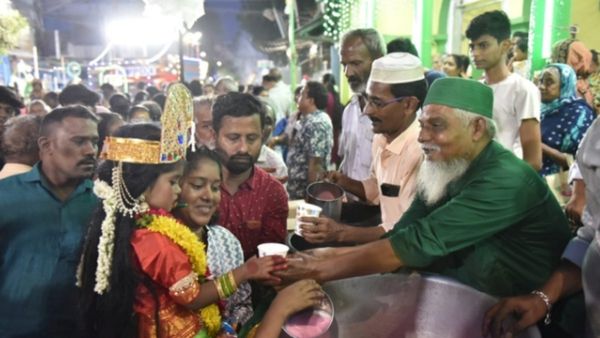 மதுரை சித்திரை திருவிழா! பக்தர்களுக்கு ரோஸ்மில்க் வழங்கிய இஸ்லாமியர்கள்! நெகிழ்ச்சி!