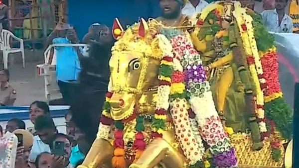 கள்ளழகர் பச்சை பட்டுடுத்தி வைகை ஆற்றில் எழுந்தருளினார்.. மதுரையையே குலுங்க செய்த நாராயணா முழக்கம்