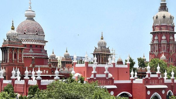 கால்நடை மருத்துவ பல்கலை. பேராசிரியரின் பணியிடை நீக்க உத்தரவை ரத்து செய்தது சரியே! ஹைகோர்ட் உத்தரவு