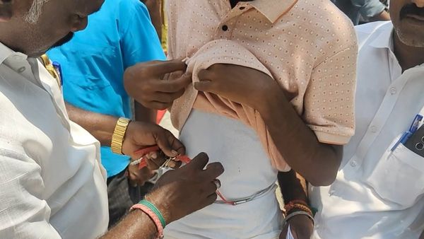 இடுப்பில் அணிந்திருந்ததை பார்த்துவிட்டு நீட் தேர்வு எழுத அனுமதி மறுத்த அதிகாரிகள்.. கெஞ்சிய மாணவர்!