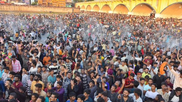 மதுரை சித்திரை திருவிழா கூட்ட நெரிசலில் 2 பேர் பலி.. நிவாரணம் வழங்கப்படும் என அமைச்சர் அறிவிப்பு!