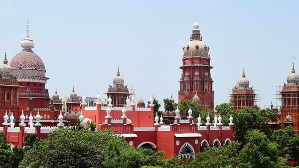 விஸ்வரூபமான போலி சாதி சான்றிதழ் விவகாரம்.. வங்கியில் வேலைக்கு சேர்ந்த பலர்.. ஐகோர்ட் அதிரடி முடிவு