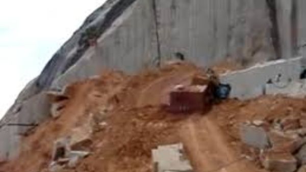 சிவகங்கை கல்குவாரியில் மண் சரிவு! 5 தொழிலாளர்கள் பலி! மேலும் ஒருவர் பத்திரமாக மீட்பு