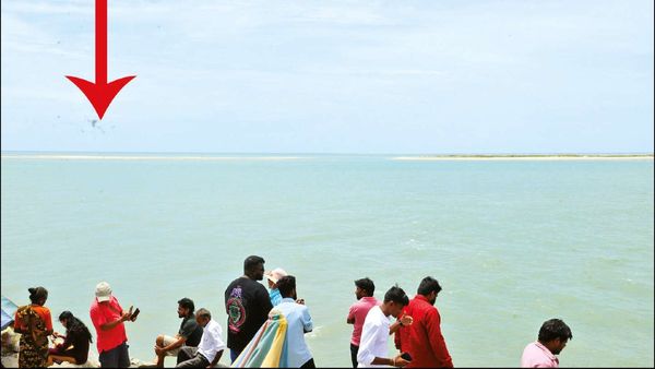 நடுக்கடலில் தோன்றிய அதிசயம்.. தனுஷ்கோடி அரிச்சல் முனையில் வியந்து பார்த்து செல்லும் சுற்றுலா பயணிகள்