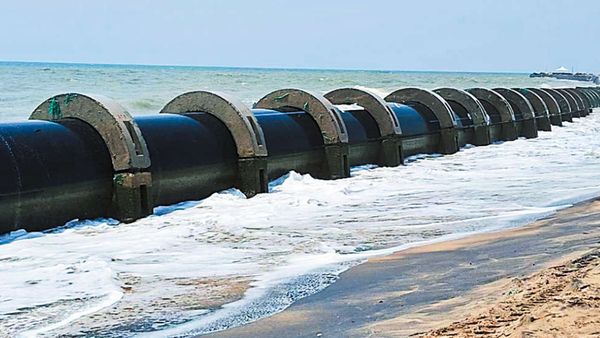 மாமல்லபுரம் நெம்மேலியில் 1500 மீ நீள ராட்சத குழாய்கள் கரை ஒதுங்கியது எப்படி? ஆடிப்போன அதிகாரிகள்