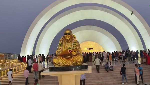 சென்னை மெரினா கடற்கரையில் அண்ணா, கருணாநிதி சமாதி அருகே தூத்துக்குடி வாலிபர் செயலால் ஆடிப்போன போலீஸ்