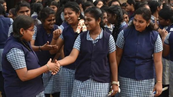 ஜஸ்ட் மிஸ்.. 500க்கு 499 மார்க்.. 4 பாடங்களில் முழு மதிப்பெண்கள்.. கெத்து காட்டிய 3 மாணவிகள்!