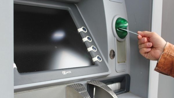 ஒரு நிமிஷம் நில்லுங்க.. ஏடிஎம்ல பணம் எடுக்க போறீங்களா? 100 ரூபாய் எடுத்தாலும் 25 ரூபாய் ஃபைன்! கவனம்