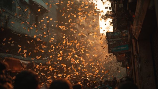 திடீரென கொட்டிய பண மழை.. அதுவும் முழுக்க 500 ரூபாய் நோட்டுகள்.. அள்ளி சென்ற மக்கள்.. ஆனாலும் பாவம் அனுபவிக்க முடியல!