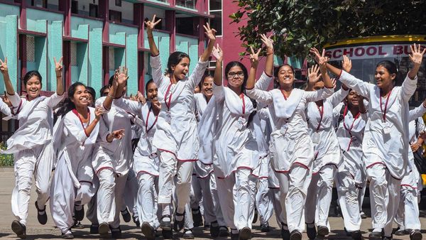 10ம் வகுப்பு தேர்வு முடிவு: வேலூருக்கு மீண்டும் கடைசி இடம்.. 2024ல் விட்ட இடத்தை பிடித்த சிவகங்கை!