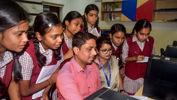 10ம் வகுப்பில் 100க்கு 100.. கணிதத்தில் குறைந்த சென்டம்.. சமூக அறிவியலில் அசத்திய மாணவர்கள்!