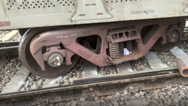 அரக்கோணம் அருகே சரக்கு ரயில் தடம் புரண்டு விபத்து.. சென்னை - பெங்களூர் ரயில் சேவை பாதிப்பு!