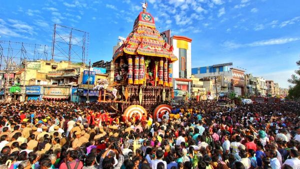 மதுரை மீனாட்சி அம்மன் கோயில் சித்திரை திருவிழா! அசைந்தாடும் தேரை வடம் பிடித்து இழுத்த பக்தர்கள்