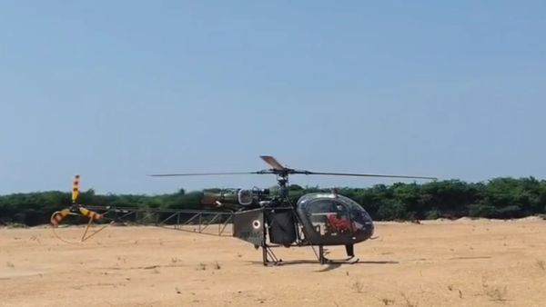 அண்ணாந்து பார்க்க வைத்த அரியலூர்.. சட்டுனு கொள்ளிடம் ஆற்றின் நடுவில் இறங்கிய ஹெலிகாப்டர்.. என்னாச்சு