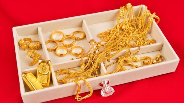 சிவகங்கையில் 50 சவரன் தங்க நகை.. திகைத்த திருவாரூர் தீபா.. கூட்டுறவு சங்க பேங்க்கில் என்ன நடக்குது?