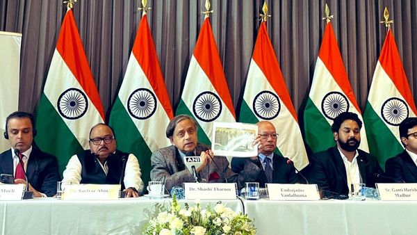 பாகிஸ்தானுக்கு இரங்கல் தெரிவித்த கொலம்பியா.. நேரில் சென்று அதிருப்தியை வெளிப்படுத்திய சசிதரூர்