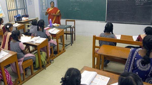 அரசு உதவிபெறும் பள்ளிகளில் ஆசிரியர்களாக பணிபுரிவோருக்கு முக்கிய அறிவிப்பு.. கல்வித்துறை அதிரடி