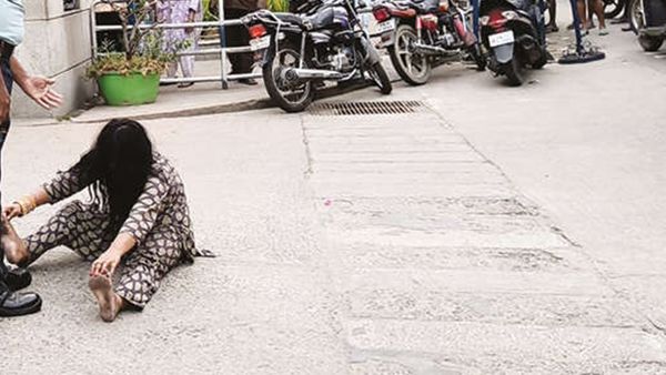 வேலூர் சிஎம்சி வாயிலில் தலைவிரி கோலத்துடன் யார் அந்த இளம் பெண்.. என்ன நடந்தது?