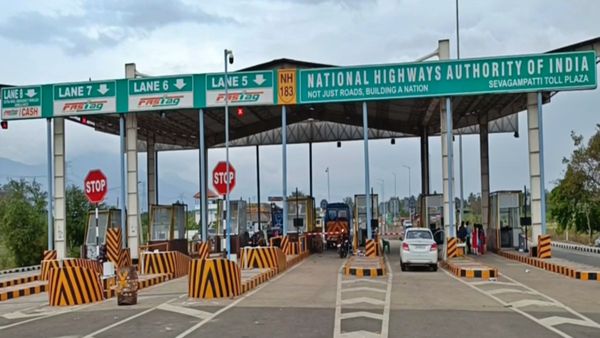 கட்சிக்கொடி கட்டிய வாகனங்களுக்கு டோல்கேட் கட்டணம் வசூலிப்பதில்லையே.. ஐகோர்ட் நீதிபதிகள் காட்டம்!